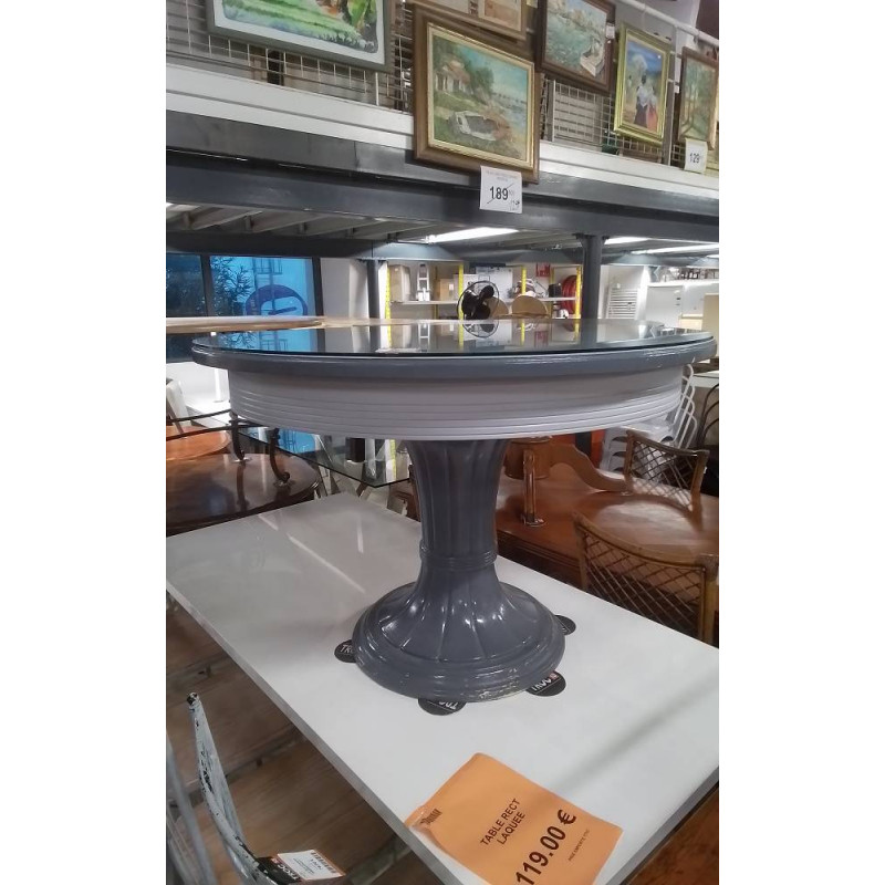 TABLE RONDE GRISE DESSUS VERRE