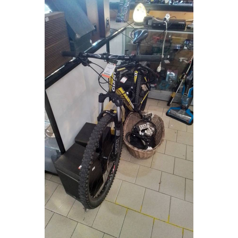 VTT GIANT JAUNE ET NOIR